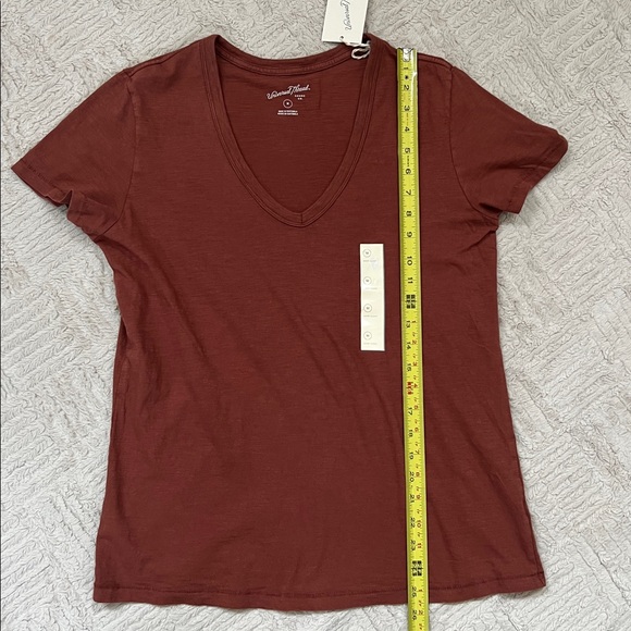 Universal Thread v-neck short sleeve t-shirt,
Size Medium, New with tags - Picture 15 of 16